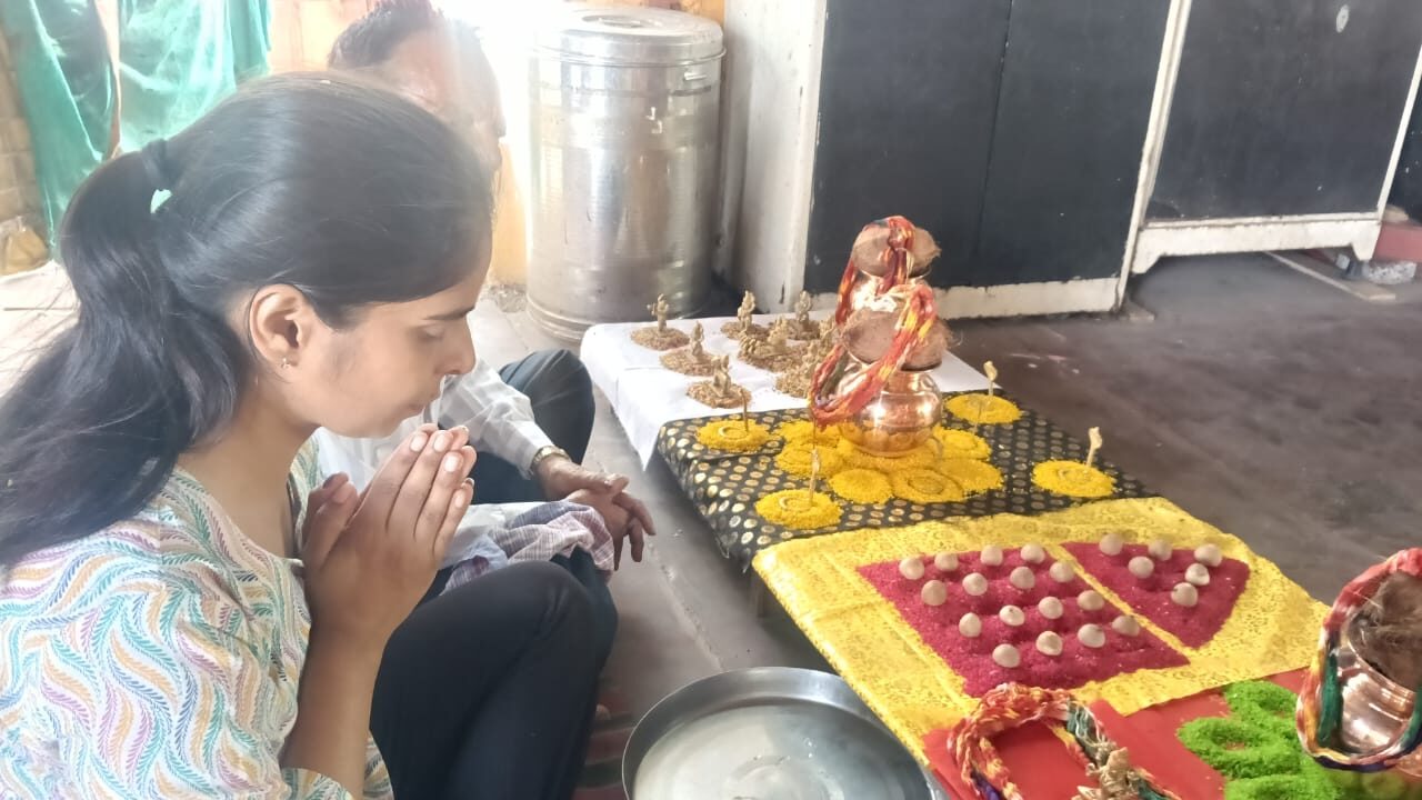 पूजा स्थल पर शिव आराधना की झलक